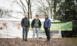 Sie trotzen der Kälte und dem Tunnelausbau: Die Aktivisten Andreas, Lenard und Peter (v. li.). 