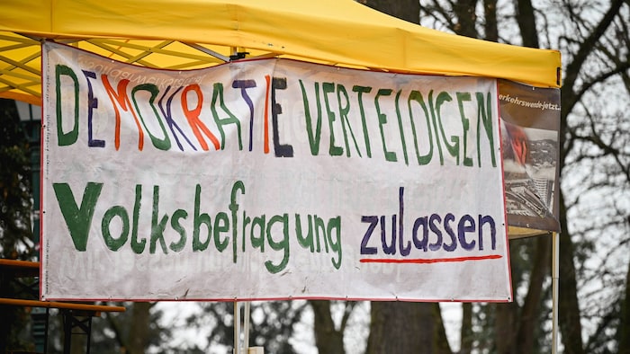 Mit Plakaten fordern die Autobahngegner eine Volksbefragung