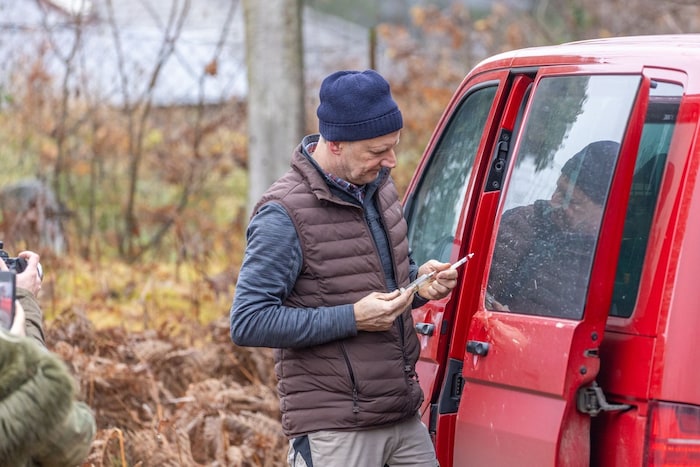 Tierarzt Roland Mertlitsch ist ein Ass bei der Dosierung des Narkosemittels und beim Schießen ...