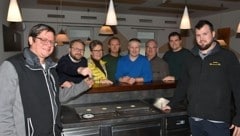 Schlüsselübergabe an Martin Zeißl (ganz links) und seinem Teammitglied Michael Vock (ganz ...