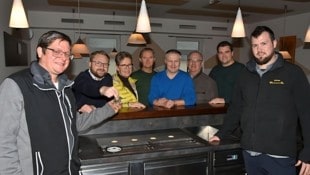 Schlüsselübergabe an Martin Zeißl (ganz links) und seinem Teammitglied Michael Vock (ganz ...