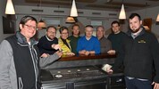 Schlüsselübergabe an Martin Zeißl (ganz links) und seinem Teammitglied Michael Vock (ganz ...