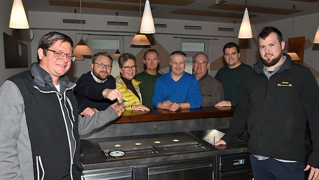 Schlüsselübergabe an Martin Zeißl (ganz links) und seinem Teammitglied Michael Vock (ganz ...