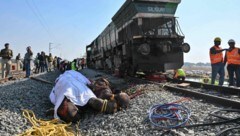 Ein verhüllter Elefantenkadaver liegt auf den Gleisen.