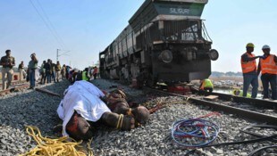 Ein verhüllter Elefantenkadaver liegt auf den Gleisen.