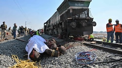 Ein verhüllter Elefantenkadaver liegt auf den Gleisen.