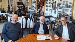 Dass diese drei Männer eingefleischte Eisenbahnliebhaber sind, sieht man allein am Hintergrund ...