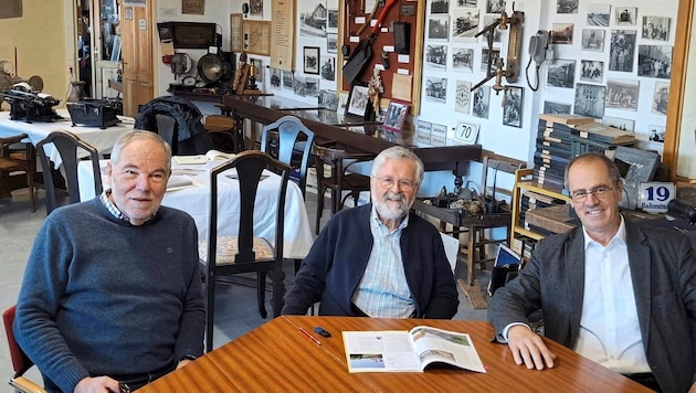 Dass diese drei Männer eingefleischte Eisenbahnliebhaber sind, sieht man allein am Hintergrund ...