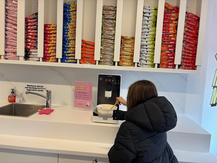 Verschiedene Instant Nudel-Sorten kann man sich im Lokal „Haode“ selbst zubereiten.