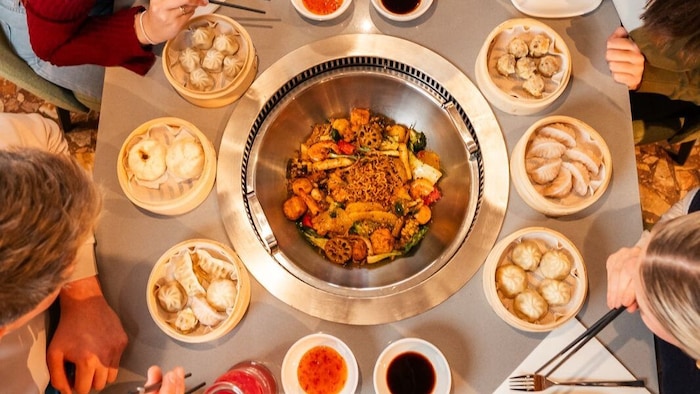 Ein gemeinsames Hot-Pot Essen schmeckt.