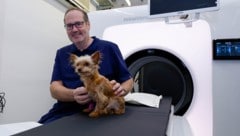 Klinikchef Wolfgang Biebl vor dem neuen CBCT-Gerät