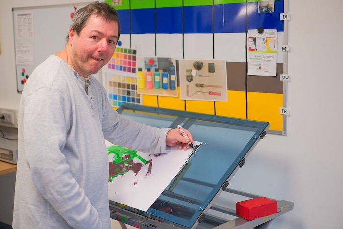 Kunst macht ihnen Freude: Insgesamt 30 beeinträchtigte Menschen arbeiten in der Werkstätte der ...