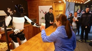 Der Roboter versorgte die Besucher des Weihnachtsmarkts mit Popcorn.