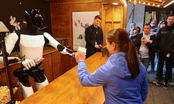 Der Roboter versorgte die Besucher des Weihnachtsmarkts mit Popcorn.