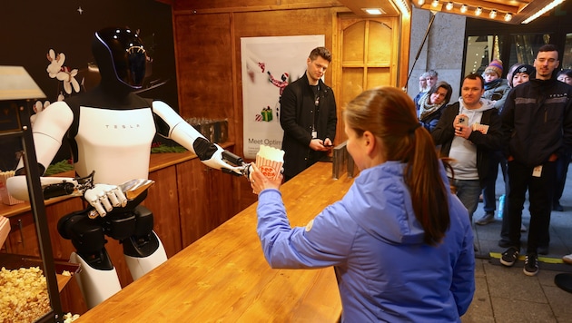 Der Roboter versorgte die Besucher des Weihnachtsmarkts mit Popcorn.