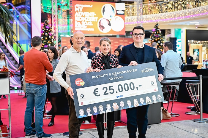 Markus Aumair (GF PlusCity) mit „OÖ-Krone“-Chefredakteurin Alexandra Halouska und Michael ...