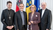 Josef Grünwidl (2. v. li.) sucht als neuer Wiener Erzbischof auch den Kontakt zur Landespolitik.