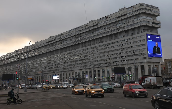 Putins Pressekonferenz am Freitag wurde auch an Häuserwänden in Moskau übertragen.