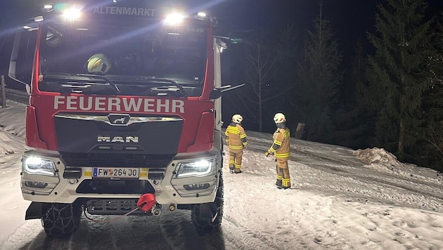 Vereist und verschneit: Auf dieser Forststraße konnte die Feuerwehrmänner den Urlauber aus ...