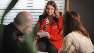 Raffaela Bitschnau-Osti berät Hilfesuchende bei der Caritas in Vorarlberg.