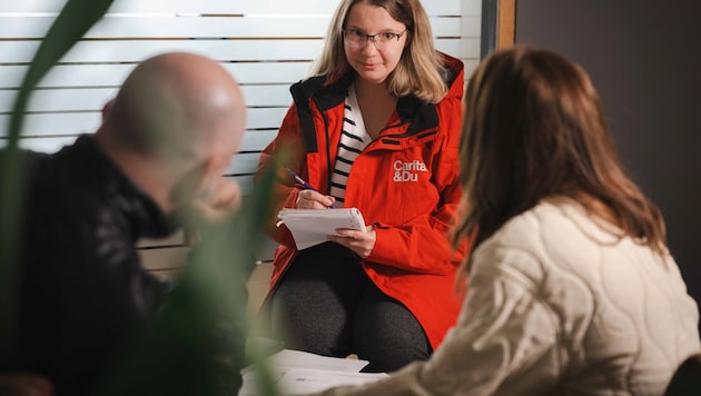 Raffaela Bitschnau-Osti berät Hilfesuchende bei der Caritas in Vorarlberg.