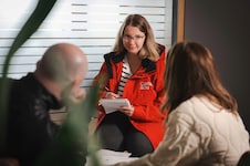 Raffaela Bitschnau-Osti berät Hilfesuchende bei der Caritas in Vorarlberg.