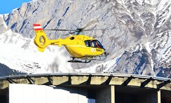 Mit dem Notarzthubschrauber wurde der Schwerverletzte in die Innsbrucker Klinik geflogen ...