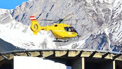 Mit dem Notarzthubschrauber wurde der Schwerverletzte in die Innsbrucker Klinik geflogen ...