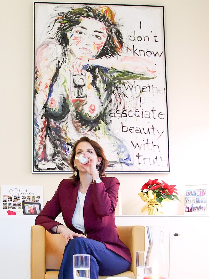 Karoline Edtstadler hat auf ihrem Lieblingsplatz im Büro kein Landschaftsgemälde in Öl. Oder ein ...