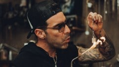 Kunstfertig kreiert der Ex-Fußballer coole Unikate – jedes ein persönliches Juwel.