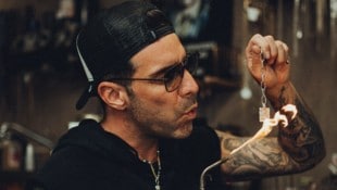 Kunstfertig kreiert der Ex-Fußballer coole Unikate – jedes ein persönliches Juwel.