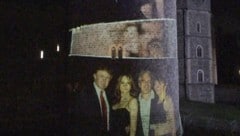 Das Bild von Donald Trump, seiner Ehefrau Melania, dem Sexualstraftäter Jeffrey Epstein und ...