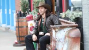 Joseph Baena zeigt in Aspen lässigen Cowboy‑Style – Christmas‑Shopping mit Western‑Vibes.