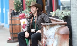 Joseph Baena zeigt in Aspen lässigen Cowboy‑Style – Christmas‑Shopping mit Western‑Vibes.