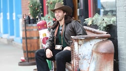Joseph Baena zeigt in Aspen lässigen Cowboy‑Style – Christmas‑Shopping mit Western‑Vibes.