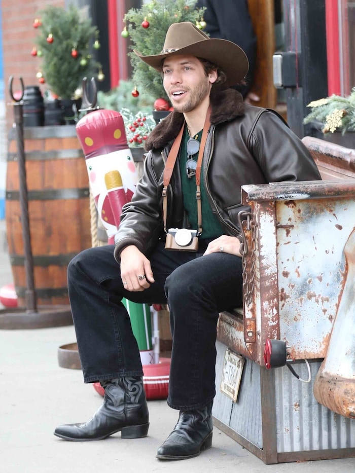 Joseph Baena rockte Cowboyhut und Cowboy-Boots.