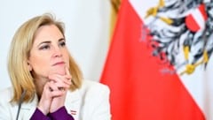 Außenministerin Beate Meinl-Reisinger (NEOS) zeigt sich über die aktuellen Entwicklungen im Iran ...
