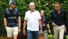 Max Verstappen, Helmut Marko, der Red Bull den Rücken kehrt, und Raymond Vermeulen (von li. nach ...