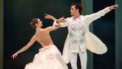 Marie Antoinette und ihr Gatte Ludwig XVI. wagen ein Tänzchen: Elene Bottaro und Andrés Garcia ...