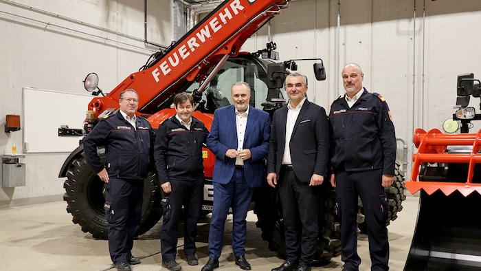 Vom neuen Teleskoplader begeistert: Gerald Klemenschitz, Harald Nakovich, Doskozil, Dorner und ...