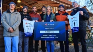 Kathrin Sevecke mit den Ski-Stars bei der Scheckübergabe.