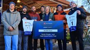 Kathrin Sevecke mit den Ski-Stars bei der Scheckübergabe.