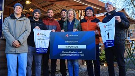 Kathrin Sevecke mit den Ski-Stars bei der Scheckübergabe.