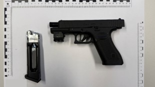 Mit dieser Pistole zielte der 29-Jährige auf seinen Kontrahenten.