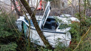 Ein Baum stoppte den Absturz.