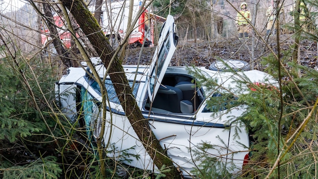 Ein Baum stoppte den Absturz.