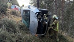 Eines der abgestürzten Autos. Es wurde von der Feuerwehr gesichert.