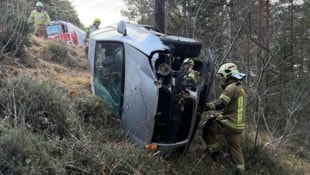 Eines der abgestürzten Autos. Es wurde von der Feuerwehr gesichert.