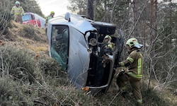 Eines der abgestürzten Autos. Es wurde von der Feuerwehr gesichert.