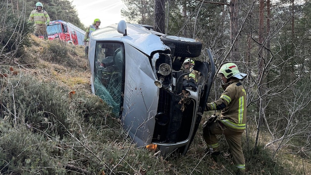 Eines der abgestürzten Autos. Es wurde von der Feuerwehr gesichert.